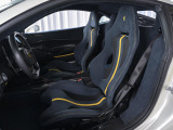V8ミッドシップのスペシャル・シリーズです。車名の「Pista(トラック・サーキットの意)」が示す通り、サーキット走行でのパフォーマンスを追求した特別な一台となっております。