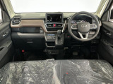 【インパネ】運転のしやすさを最優先に設計された見晴らしの良いフロントビュー。車両間隔が掴みやすく狭い道でも安心♪「安全」と「品質」を最優先に、安心してお乗りいただけるクルマを提供いたします。