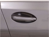 【デザインとの融合】BMWデザイナーが創り出したボディデザインを損なう事のない様に配置とデザインに拘っています。ドアノブについてもBMWの拘りに妥協はありません。