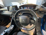 プジョーの特徴でもある小径ハンドル。女性の方でも運転しやすいです