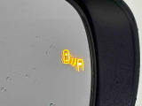隣接する車線の死角領域を走る或いは急接近する車両を検知、ドアミラーのインジケーターが点灯、車線変更時における安全確認を補助してくれます。