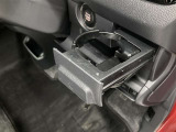 格納式のドリンクホルダー付きです。ドリンクホルダーとしてはもちろん、スマホや長財布を収納することだってできますよ。