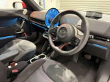 ミニ独特のゴーカートフィーリングと呼ばれる軽快なハンドリングはAT車、MT車のどちらでも楽しめます。