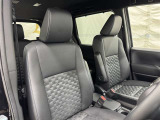 高いホールド性で運転姿勢が安定します。長距離ドライブでも疲れにくいのが魅力です。