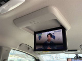 【フリップダウンモニター】後席用フリップダウンモニターを装備。天井から展開する大画面で、後席でも映像コンテンツを快適に楽しめます。ロングドライブ時の快適性を高める装備です。