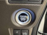 エンジンスタートボタンです。キーが車内にあれば、エンジンの始動・停止はブレーキを踏んでスイッチを押すだけ!キーを取り出す手間を省き、ワンプッシュでエンジンを操作するので簡単でスムーズです。