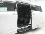 【両側パワースライドドア】両側パワースライドドア付きだから、狭い駐車スペースなどでの 乗り降りラクラク!小さなお子さまのいるご家庭には嬉しい装備。