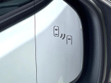 【ブラインドスポットモニター】走行中、ドアミラーの死角になりやすい箇所に後続車が接近するとサイドミラーのレンズに警告を表示!ドライバーに注意喚起をしてくれます。