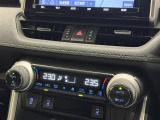 【左右独立オートエアコン】左右独立型、いわゆるデュアルエアコンです。運転席と助手席でそれぞれお好みの温度を設定可能です。