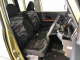 運転席の座面高さを調整できるシートリフターが付いています。フロントシートはベンチシートを採用で、座面も広く使い勝手もいいですよ♪