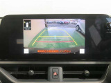 車両後方の映像を映すバックモニター。進路を確認しながら安全に車庫入れできます。