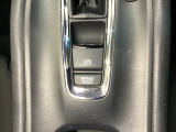セレクトレバーの下に電子制御パーキングブレーキがあります。スイッチひとつで、停車した地点の傾斜などをシステムが検知・判断してブレーキ力を自動的に最適制御し、しっかり停車できるパーキングシステムです。