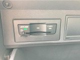 ETCユニットはグローブボックスの中に装着されています。こちらの車両はDSRC(ETC 2.0)に対応していますので、渋滞情報などリアルタイムでナビに反映されます。