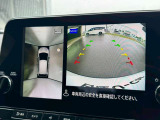 アラウンドビューモニター。上空から見下ろしているかのような映像を映し出して周囲を確認し、スムースな駐車をアシストします。