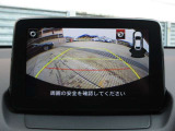 カラーで後方映像をモニターに映し出してくれるので、ショッピングモールのような狭い駐車場であったとしても障害物を見つけ、楽々駐車することができますね。