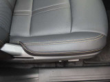 運転席の電動パワーシートとシートメモリーも付いています。