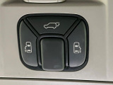 【パワーバックドア】スマートキーや運転席のボタンを押すだけでリアゲートが自動で開閉します!荷物を持っている時や、高い位置にあるバックドアを閉める際に便利な機能です♪
