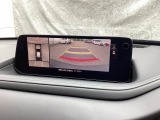 狭い場所での駐車やすれ違いなどでより的確な運転操作に役立つ360&deg;ビューモニターが装備されています。