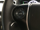 ハンドルにオーディオの操作スイッチが装備されています。視線を前方から外さずハンドルから手を離さずに操作できるのでとっても安全ですね。