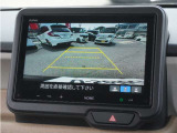 【アダプティブクルーズコントロール】ステアリングのスイッチを操作するとミリ波レーダーで先行車との距離を測定。設定を適切に保ちながら加速・減速、さらに停止まで自動に追従します。