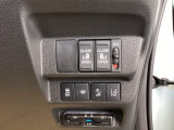 パワースライドドアの開閉はスマートキーのリモコンやドアノブは勿論、運転席側のスイッチ操作でも開閉ができ、安全・簡単です。