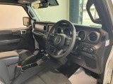 運転席足元も広く、運転しやすいです。