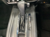 CVT車のセレクトレバーです。低速から高速まで、変速ショックのないスムーズな走りと、エンジン効率のよい領域を維持して燃費にも貢献します。