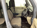 フィット感のあるシート。しっかりと支えてくれるので、長時間の運転を快適にサポートしてくれます。