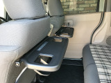 格納式シートバックテーブル付きです。休憩時のちょっとした小物置きとして便利です。