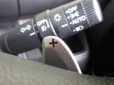 マニュアル車のような感覚で、ワインディングロードでも車を操れるパドルシフト付きです。長い下り坂でのエンジンブレーキや、高速道路の合流の際の加速も思いのままです。