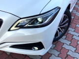 【LEDヘッドライト】悪天候や夜間走行時も良好な視界を確保し安心して運転できる高輝度LEDヘッドライトを装備!点灯速度が早く、消費電力も抑えられています。