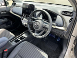 【運転席】座り心地が良いシートなので長時間の運転でも快適にお過ごしいただけます。新品のフロアマットのご注文も可能です。掲載箇所以外にご希望の写真がございましたらお気軽にお問い合わせ下さい。