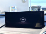 【8.8インチマツダコネクト】車内の雰囲気にマッチした大型のディスプレイ。スマホ接続でのナビ使用やBluetooth再生等、様々な機能が楽しめます。直感的なダイヤル操作が可能で、使い勝手も良好です。