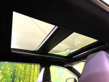 【大型サンルーフ】車内の解放感が一気に上がる大型のパノラマルーフ!季節を問わず開放的で快適なドライブをお楽しみいただけます。流通量も少なく希少価値の高い人気の装備です♪