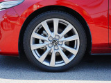 18インチ純正アルミホイールを装備。タイヤサイズは215/45R18となります。