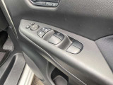 運転席側スイッチでは、各席の窓ガラスの開閉ができます。