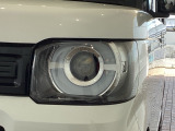 LEDヘッドライトは、点灯の瞬間から最大光量を発揮し、突然暗くなるトンネルなどでの安定感を高めます。