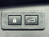 【パワーバックドア】スマートキーや運転席のボタンを押すだけでリアゲートが自動で開閉します!荷物を持っている時や、高い位置にあるバックドアを閉める際に便利な機能です♪
