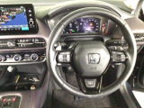 【ハンドル】運転にかかわる様々な操作を安全に行えるように視点移動が少なく操作性に配慮されたスイッチ類が凝縮されたコックピットです。