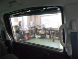ロールサンシェードはまぶしい光を軽減し、車内をより快適にしてくれます。開け閉めも簡単です。