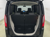 開口部も広く荷物の積み下ろしもしやすいお車となっております。シートの背もたれは5:5の割合で背もたれを可倒でき、前後のシートスライドもできるので荷室をひろげることができます。