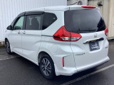 コンビネーションランプを高い位置に配置、後続車に見やすいデザインで安全にも配慮。