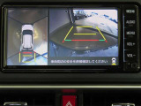 車両を上から見たような映像を映し出すパノラミックビューモニター付きです。