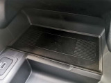 【ワイヤレスデバイスチャージング】ワイヤレス充電が可能になります。ケーブル接続のわずらわしさがなくなり、運転席周りもスッキリします。