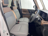 ゆったりと座れる運転席シートですのでストレスなく運転が出来ますよ!