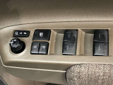 パワーウィンドのスイッチです。運転席に座りながら、助手席や後席の窓を開け閉めできるので大変便利ですよ。
