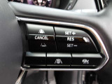 【MRCCマツダレーダークルーズコントロール】ミリ波レーダーで前方の走行車との車間距離を認識。自動追従走行を可能にしています。