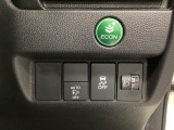 ハンドルの右側にはヘットライトリベライザーとVSA(ABS+TCS+横滑り抑制)の解除スイッチがついています。ヘッドライトリベライザーは道路状況や積荷の加重に応じてライトの高さを調節できます。