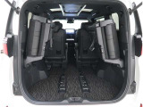 【トランクルーム】荷室の広さも十分です!シートアレンジでシートを畳めば長い荷物だって積めますね。シートアレンジの操作方法など、お気軽にご相談下さい。