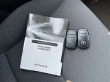 メンテナンスノートおよび備え付けのカギの画像になります。これまでの点検・整備履歴が確認できるメンテナンスノートが揃っており、車両の管理状況が分かりやすくなっています。